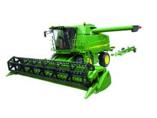 John Deere T670i i skala 1:16, en robust høstemaskin.
