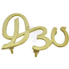 Holdbart emblem som forbedrer estetikk og identitet for maskiner.