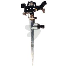 Sprinkler på sinkspett gir enkel installasjon for vanning av grøntområder.