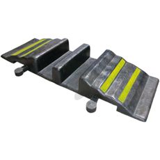 Åpen slangebro for enkel tilkobling og fleksibilitet i vannsystemer.