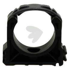 Holdbar rørklemme for effektiv og sikker installasjon av PVC-rør.