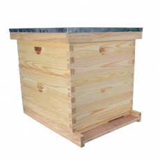 Umontert Langstroth bikube i ubehandlet tre, klar for montering.
