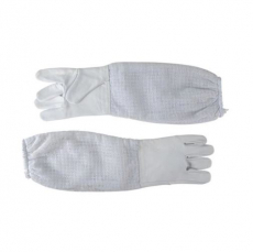 Hvit trippellags bihanske i skinn med god ventilasjon for komfort.