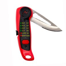 Funksjonell gjerdetester med kniv og boltspenner for smidig bruk.