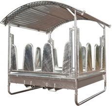 Fôrhekk med bogstøtte, stabil og robust for effektiv fôrhåndtering.