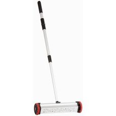 Magnetplukker med teleskopskaft og hjul for effektiv innsamling av metalldeler.