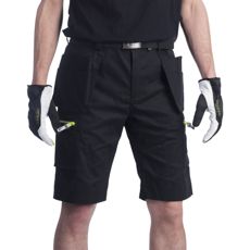 Svarte shorts med spikerlommer i stretchmateriale, komfortable og praktiske.