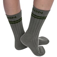 Halvhøye grå sokker som tilbyr både stil og komfort for enhver anledning.