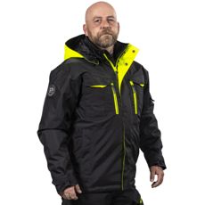 Foster vinterjakke i svart og gul, robust og varm i romtemperatur, ideell for utendørsarbeid.