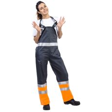 Holdbare regnbukser med bukseseler, oransje og blå, beskytter mot vær og vind.