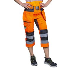 Oransje capribukser med spikerlommer i stretch, perfekt for aktive dager.