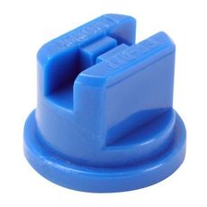 Blå dyse 110-03, designet for jevn fordeling av væsker.