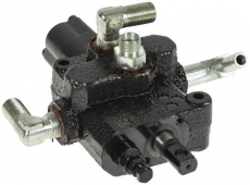 Retningsventil Vedkløyver 8 tonn, perfekt for effektiv kløyving av ved med traktorer.