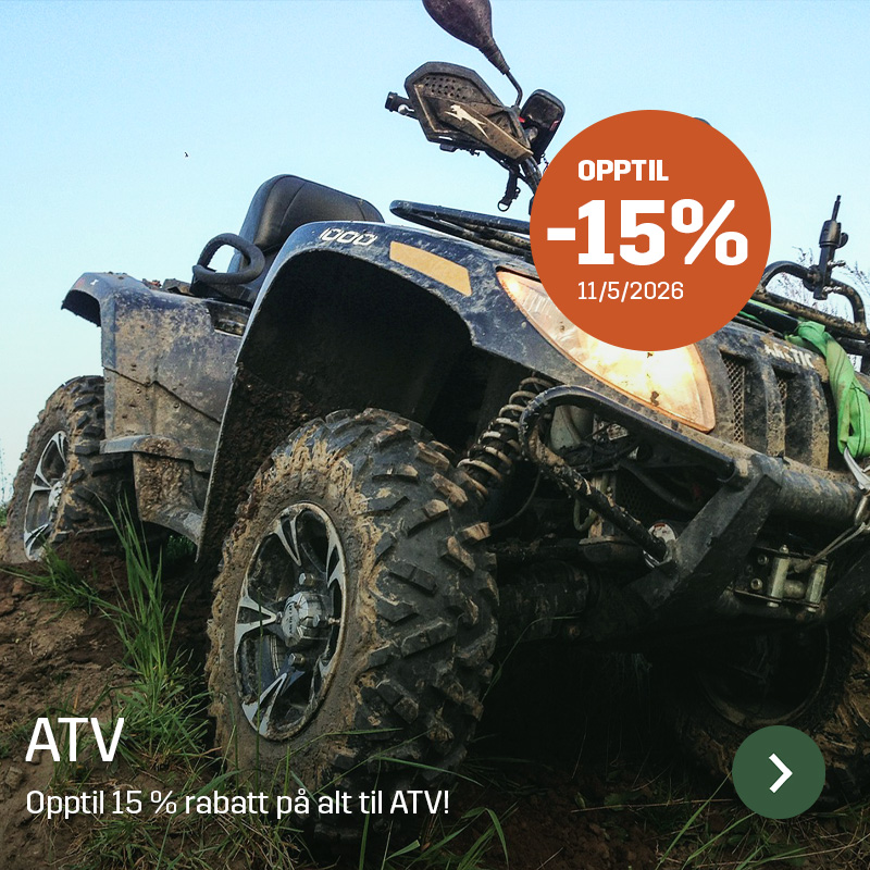 ATV kjører i gjørmete terreng med tydelig dekkmønster og fjæring synlig i nærbilde. Sagros sortiment for ATV brukes til arbeid i terreng og transport på gård og mark.
