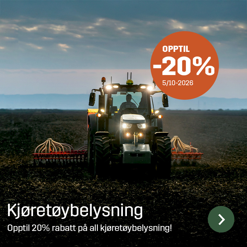 Traktor med tent arbeidsbelysning kjører på åkeren med et bredt redskap bak. Sagros kjøretøybelysning gir lys rundt landbruksmaskiner under arbeid på jordet.
