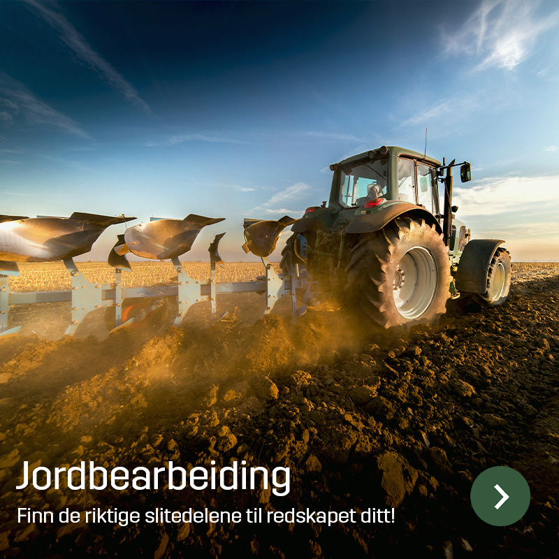 Traktor med montert plog bearbeider åkeren og vender jorden under kjøring. Sagros slitedeler for jordbearbeidingsredskaper brukes på redskaper til arbeid på jordet.