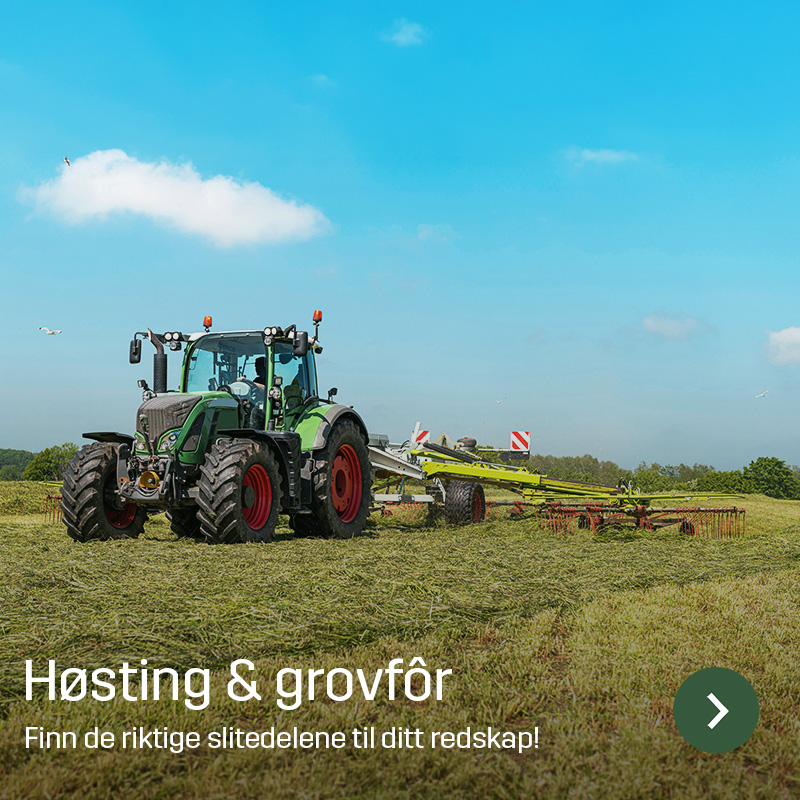 Traktor med rive arbeider på høstet jorde under klar himmel. Sagros slitedeler og reservedeler til grovfôrhøsting og landbruksmaskiner vises i bruk på maskin i felt.