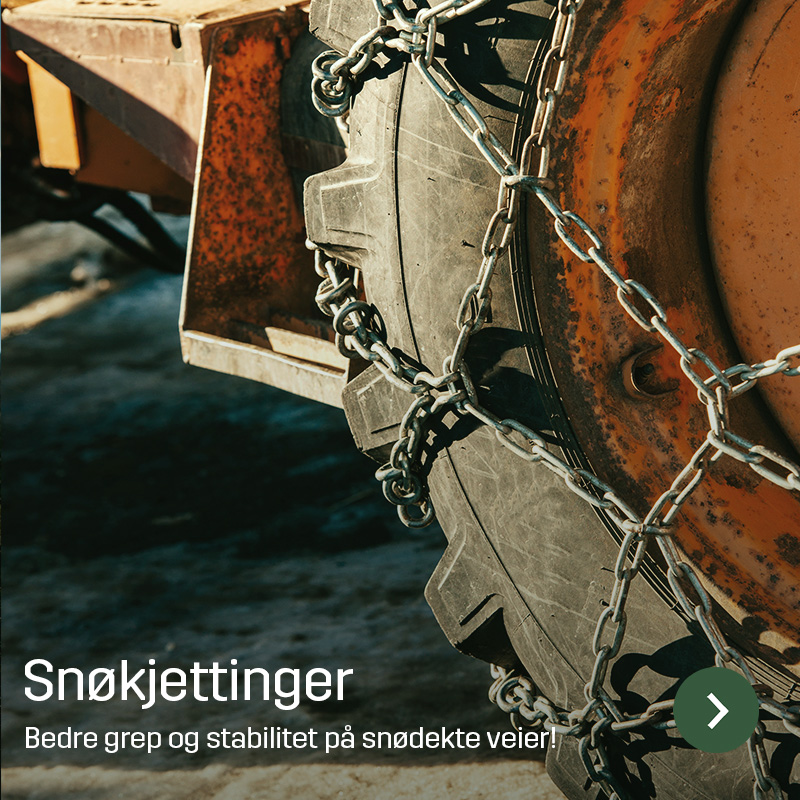 Nærbilde av snøkjettinger montert på et traktordekk med oransje felg. Kjettingene går på tvers av dekkets slitebane for bedre grep på snø og is. Sagros sortiment omfatter snøkjettinger til landbruksmaskiner.