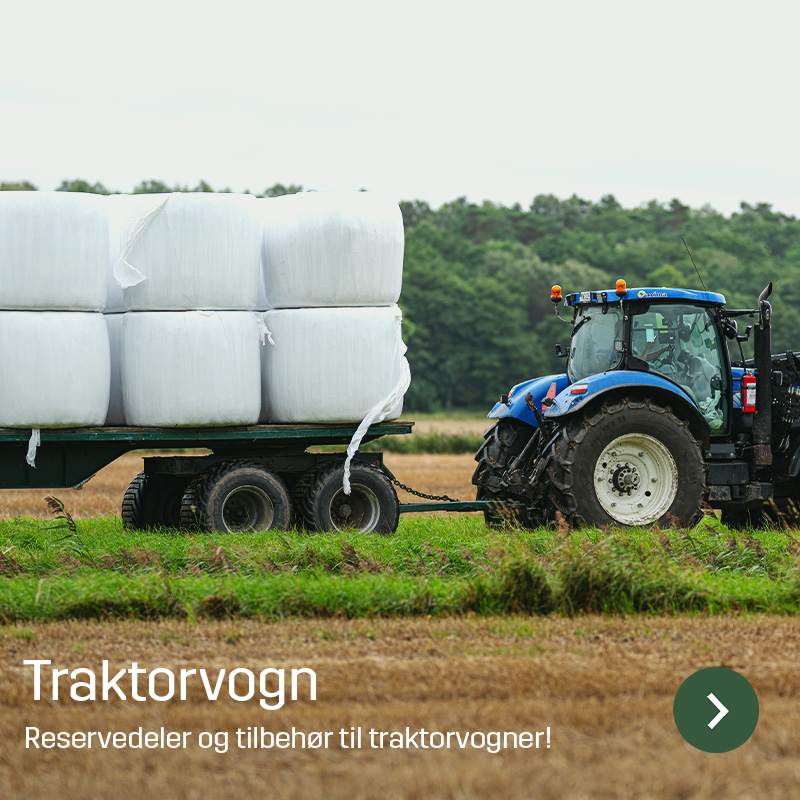 Blå traktor trekker en toakslet tilhenger lastet med hvitplastede baller over et jorde. Bildet viser en traktortilhenger i landbruksmiljø, en maskintype som Sagros tilbyr slitedeler, reservedeler og tilbehør til.